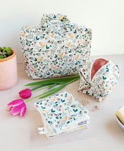 Load image into Gallery viewer, Large Toiletry bag (Birdy)
